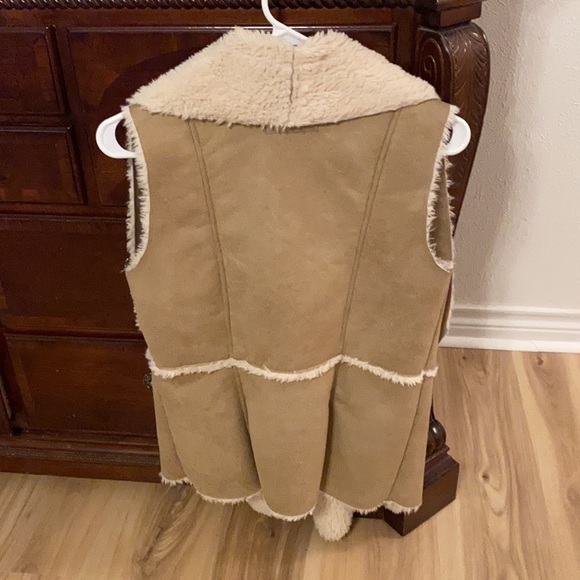 COPY - Tan Sherpa & Suede Winter Vest size medium - Picture 4 of 4